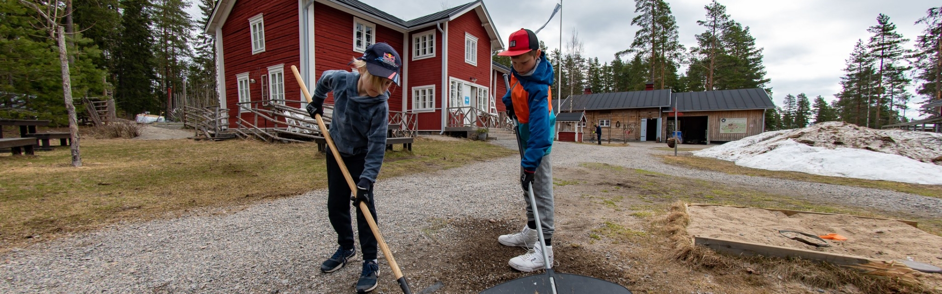 Talkoot Ähtärin eläinpuistossa